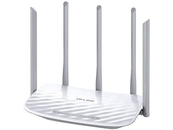 Ruteador inalámbrico TP-Link con 3 antenas de 2.4GHz y 2 de 5GHz.